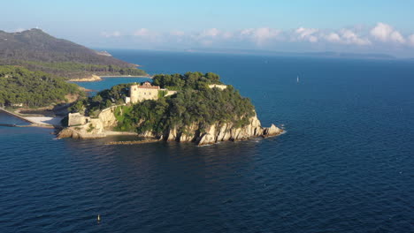 Isla-Vacía-Fort-De-Brégançon-Sur-De-Francia-Vista-Aérea-Día-Soleado