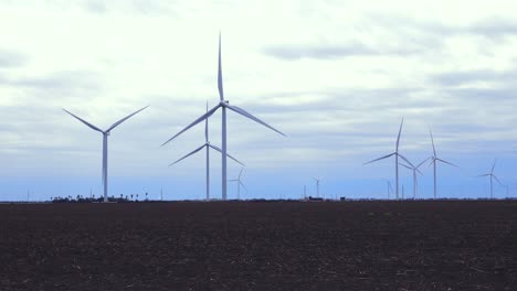 地方風力發電廠的雲天和強風