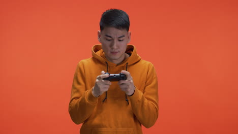 hombre jugando a videojuegos.