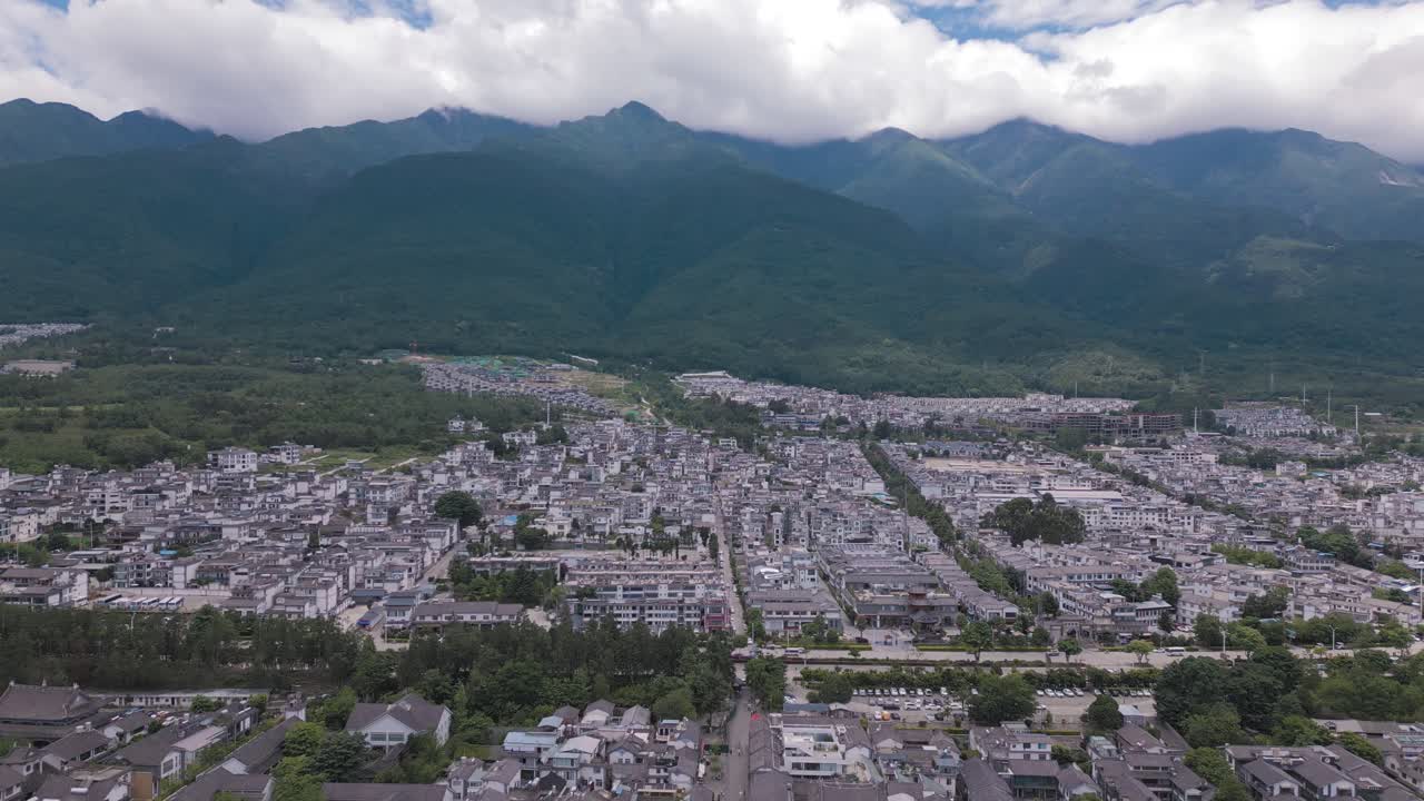 산의 아름다움을 보여주는 웅장한 항공 영상, 그 바닥에 달리의 고대 도시가 있습니다.