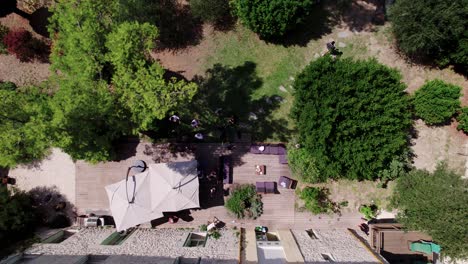 fotografía cenital de empresarios reunidos en casa en el pueblo de montpellier