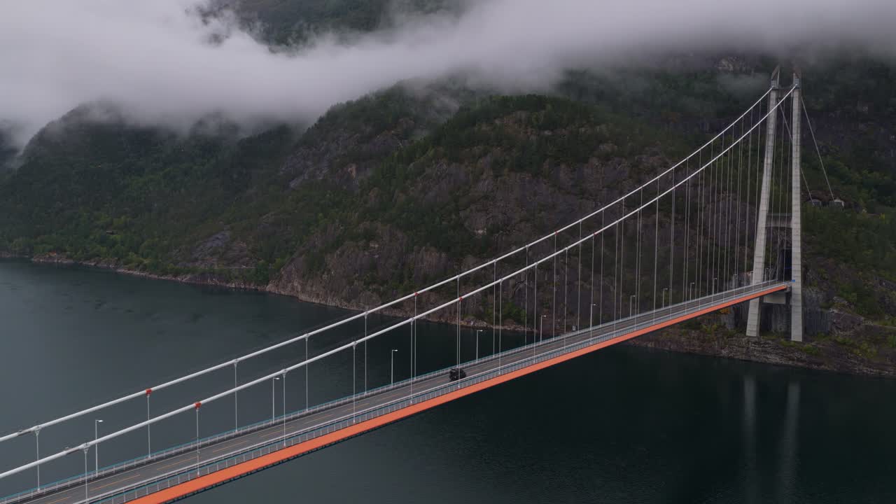 Ripresa aerea con drone del Ponte di Hardanger che attraversa l'Eidfjord, Scandinavia