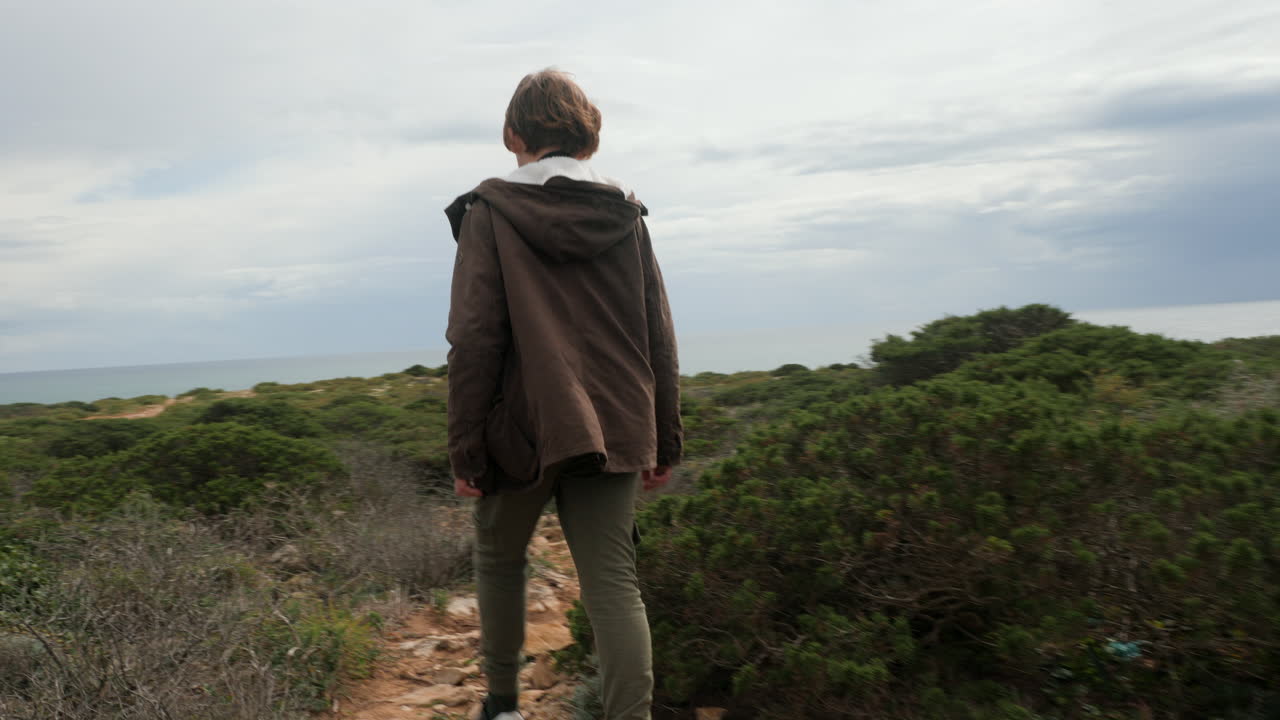 niño y naturaleza silvestre en el cabo san vicente en portugal