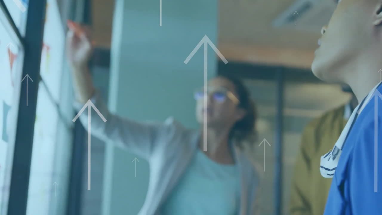 animación de flechas y procesamiento de datos sobre diversas personas de negocios en la oficina
