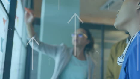 animación de flechas y procesamiento de datos sobre diversas personas de negocios en la oficina