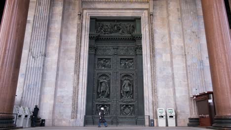 puertas de la iglesia ortodoxa en san petersburgo
