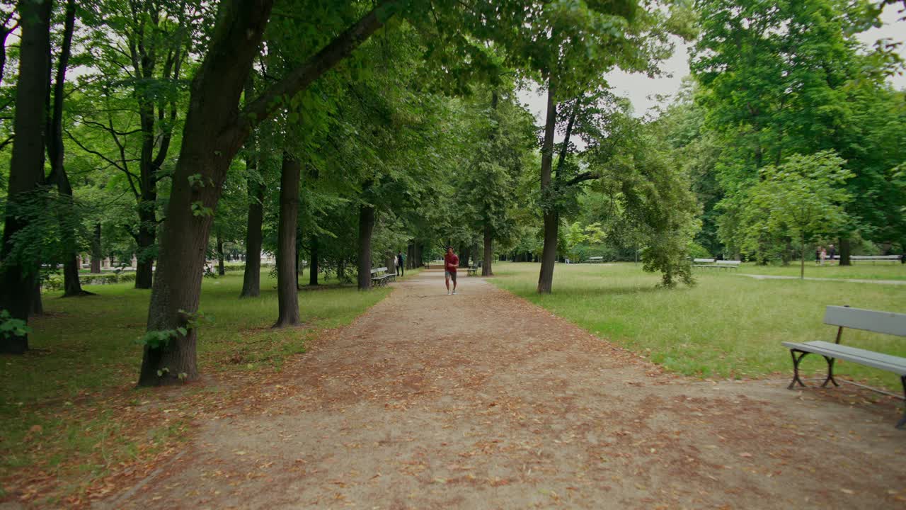 Uomo che corre in un parco