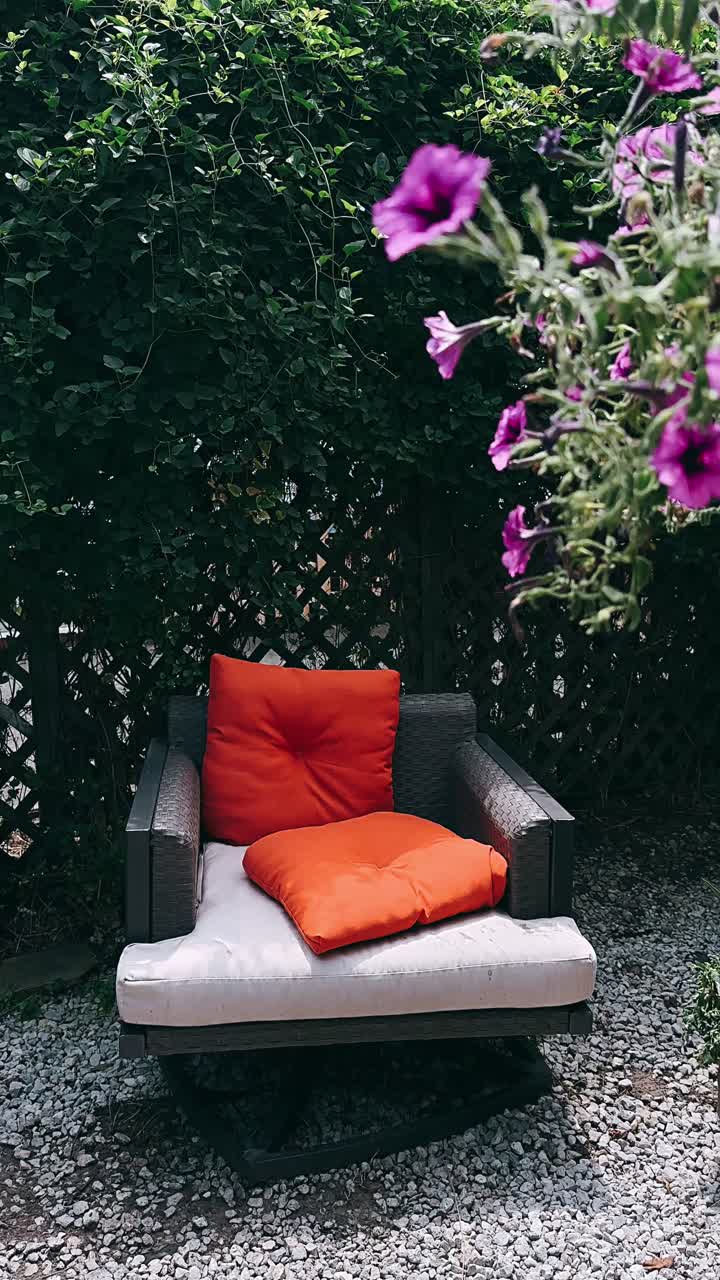 silla de jardín al aire libre con cojín naranja