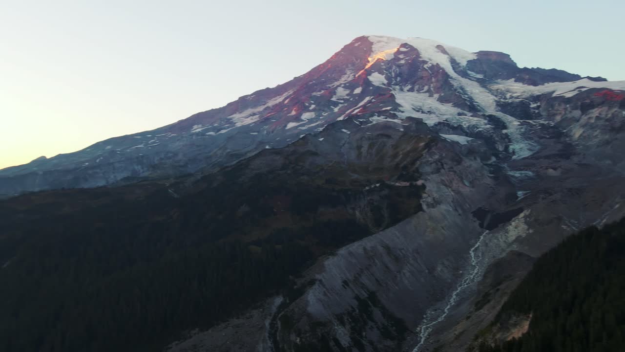 foto panorámica del alto monte nevado del parque nacional más lluvioso, washington