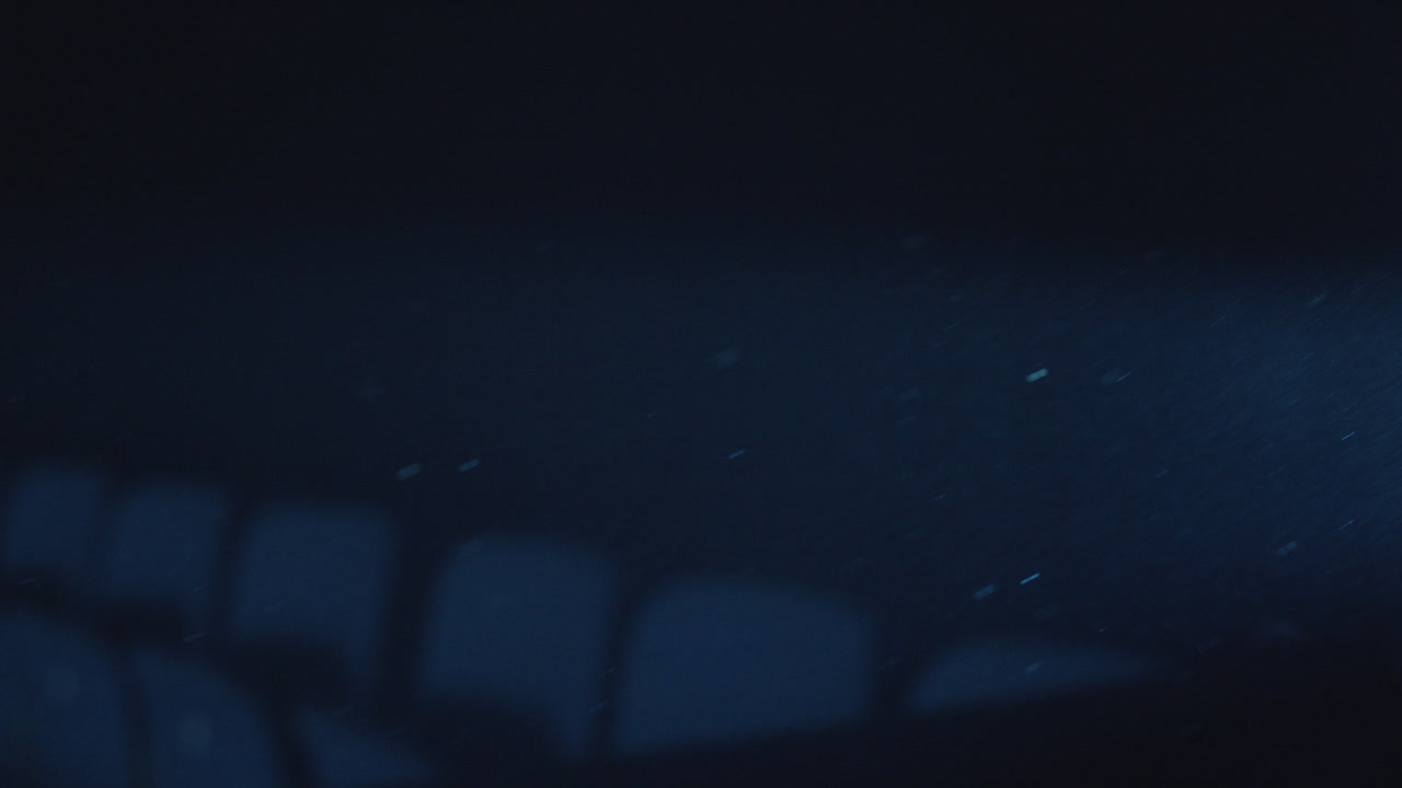 luz de proyector brillante con un flujo de partículas de polvo