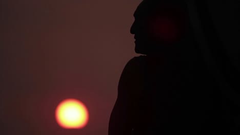 un hombre mira hacia el océano en hawaii