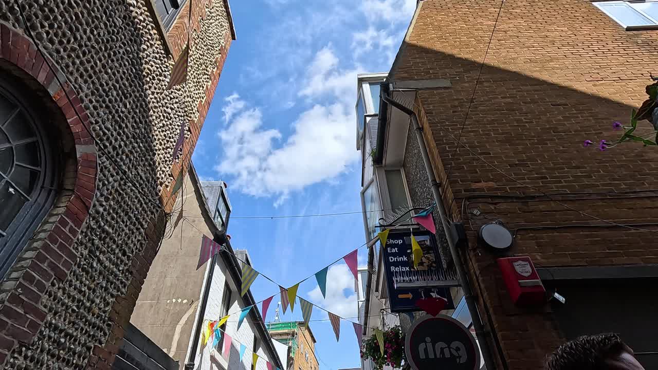 다채로운 바팅이 있는 은 골목길