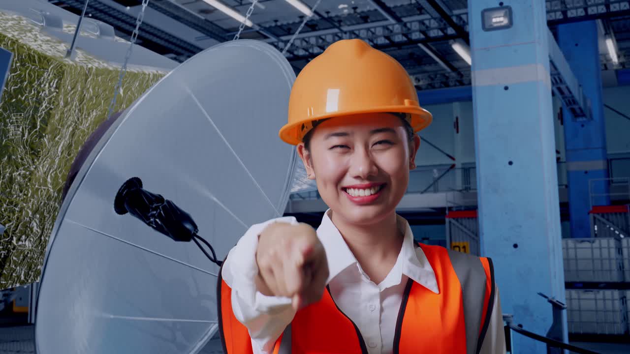 공장에서 카메라를 가리키는 여성 엔지니어