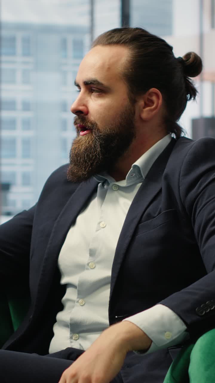 Vídeo Vertical: Diretor de negócios indignado criticando a equipe incompetente em uma videochamada