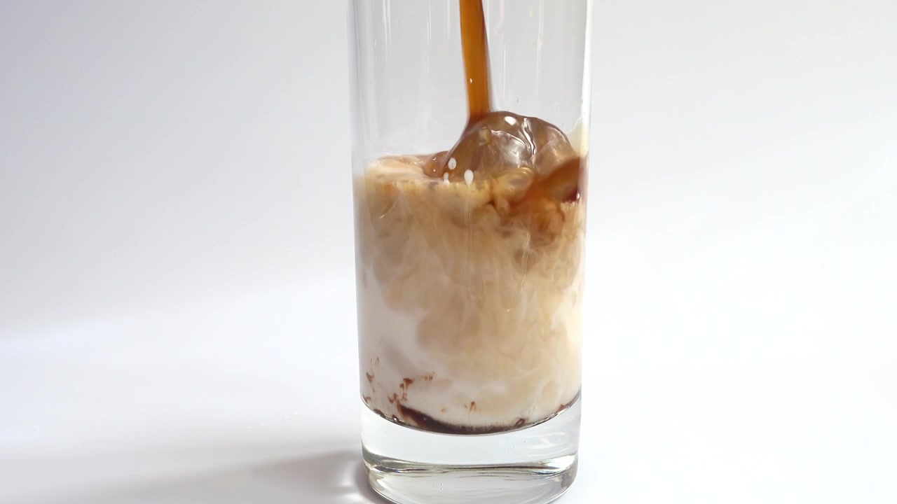 Preparación de bebida de café con hielo, leche, café, nata y sirope de chocolate