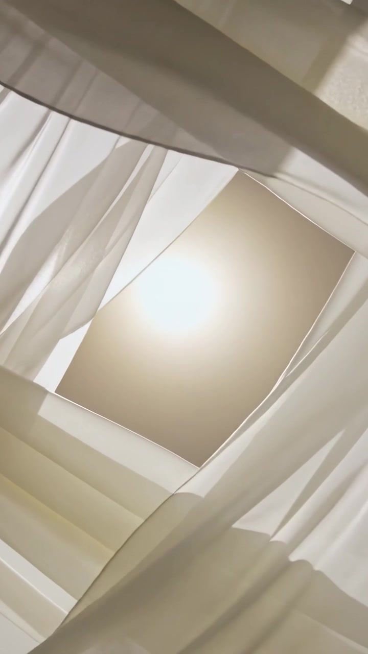 Video verticale: Telecamera che si inclina e sposta tende trasparenti rivelando un lucernario in casa per mostrare le pieghe