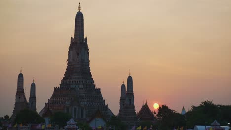 Panning-shot-of-Wat-Arun-during-Sunset,-temple-of-Dawn-in-Bangkok-Thailand