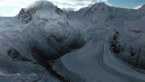 increíble mundo famoso gornergrat zermatt glaciar grieta de hielo río alpes suizos cima de la materiahorn cumbre estación de esquí paisaje paisaje aéreo drone otoño ferrocarril suiza hacia atrás revelar movimiento