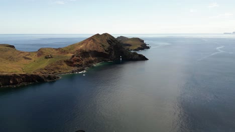 paisaje idílico de la península de ponta de sao lourenco en madeira, portugal, vista aérea