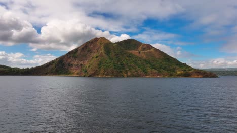 el lago taal con el gigantesco volcán taal en un día nublado en filipinas