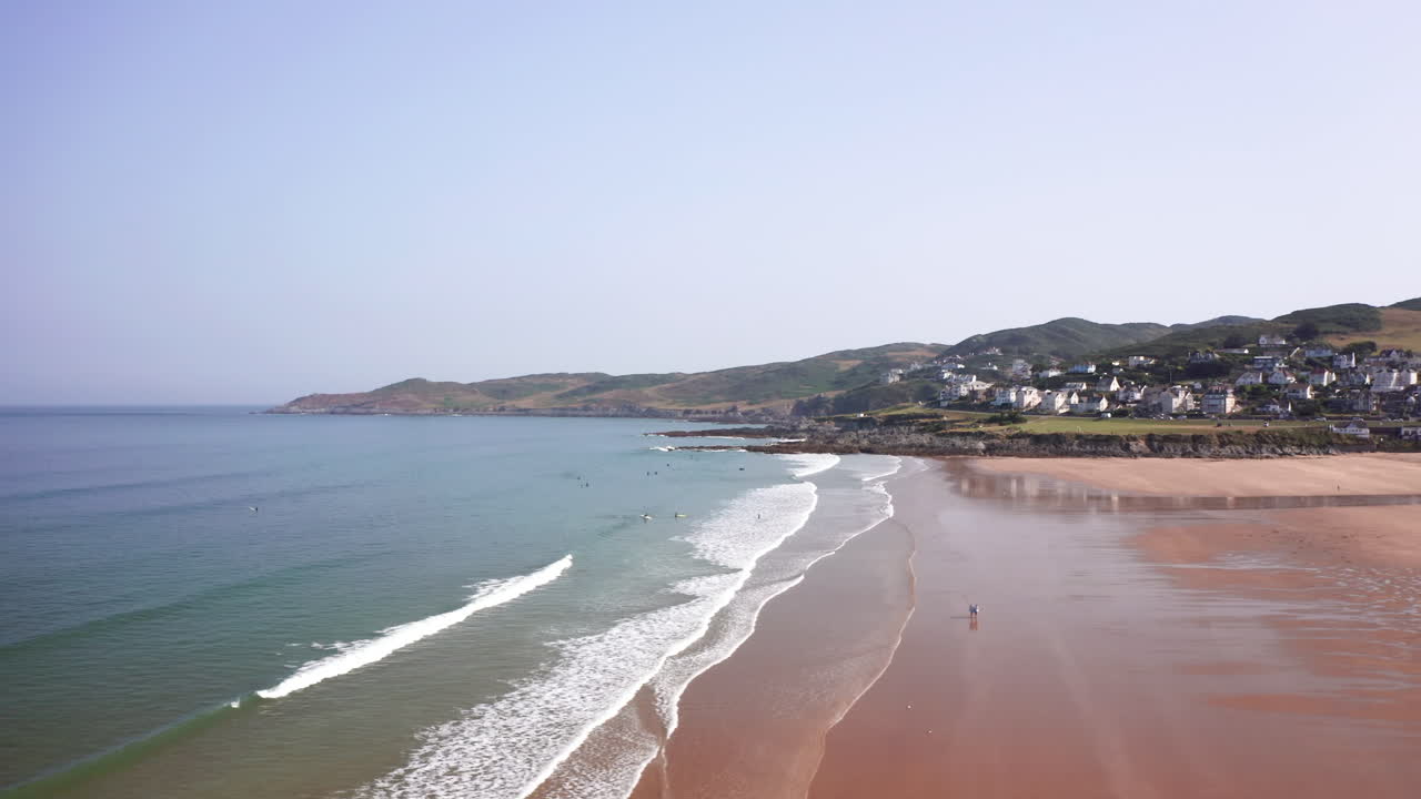 camión aéreo que revela un pueblo costero en una mañana de verano perfecta