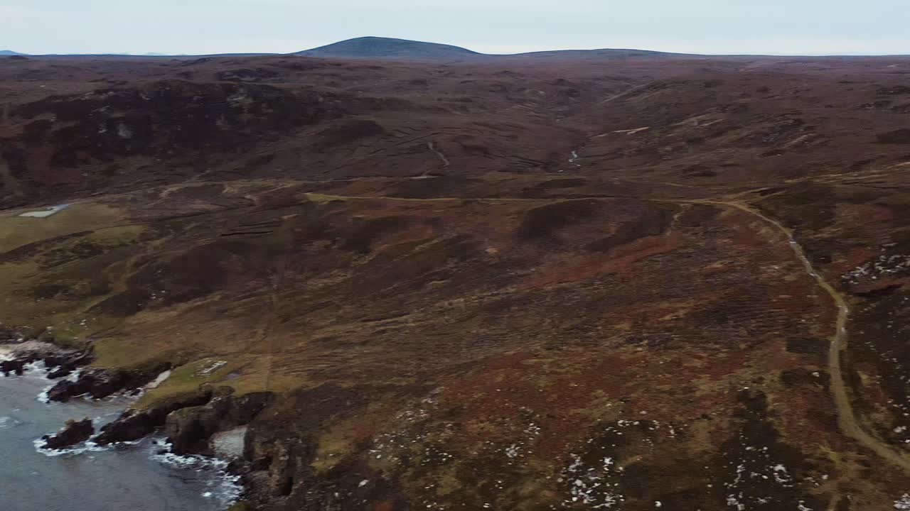 Drohnenaufnahme schwenkt von Traigh Mhor zum Garry Beach entlang der Landzunge von Tolsta.