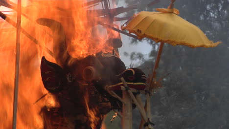 el sarcófago se quema en una ceremonia de cremación indonesia