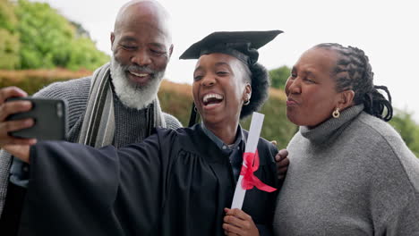 Mujer,-Selfie-De-Graduación-Y-Feliz-Con-Los-Padres.