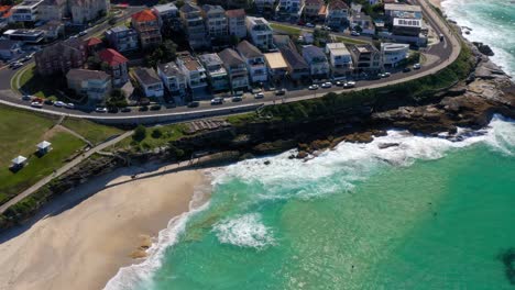 Autos-Estacionados-En-Bronte-Marine-Drive-Con-Playa-De-Bronte-Vacía-Durante-Una-Pandemia-En-Sydney,-Nsw,-Australia