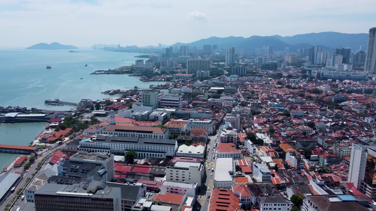 la ciudad de georgetown y la vista de las casas de madera en pilotes, muelles de clanes