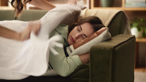 mujer durmiendo cómodamente en un sofá