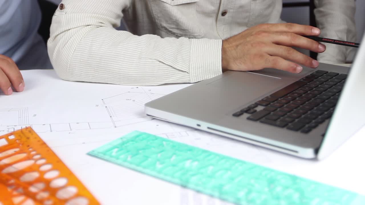 컴퓨터로 작업하는 건축가의 프로젝트 1