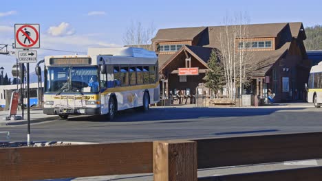 autobús que llega a parar en la ciudad de esquí de montaña de breckenridge