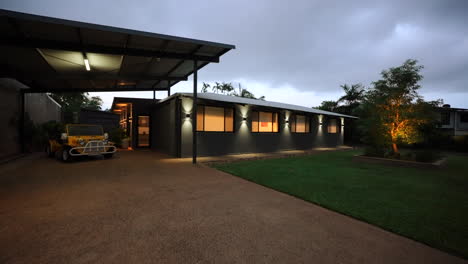 casa moderna con gran carport céspedes cuidados y un mini moke en el camino de entrada