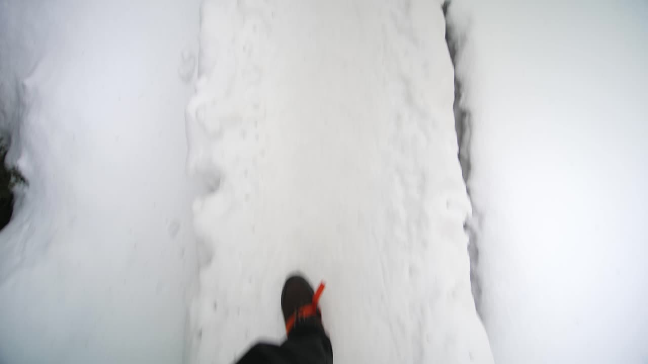 산속의 눈 위를 걷고, 좁은 눈 덮인 길에서 pov 보기, 25fps