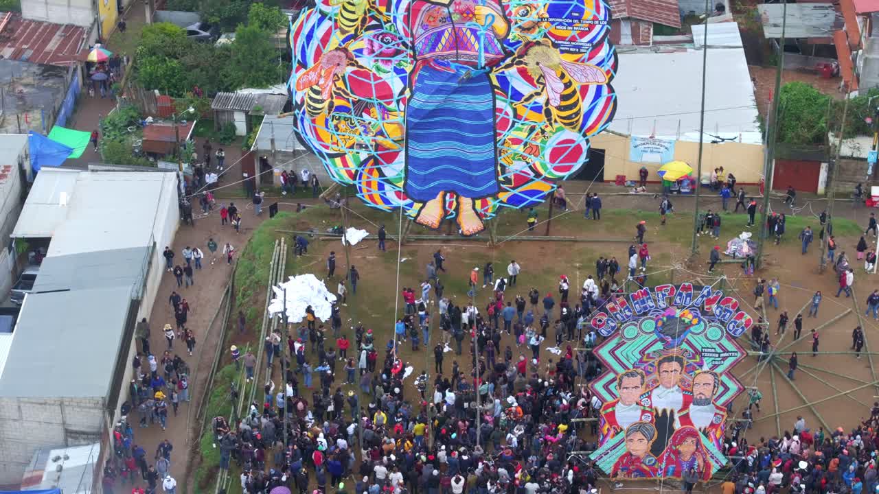 Pipa gigante no Festival de Pipas de Sumpango 2023 pronta para o lançamento, vista aérea
