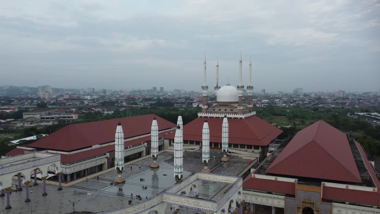Ilmakuva Keski-Jaavan suuresta moskeijasta (Masjid Agung Jawa Tengah)