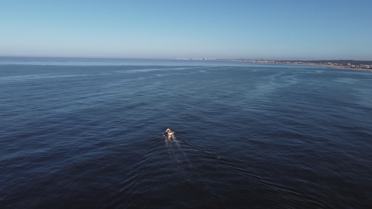 대서양 우루과이 해안에서 항해하는 모터 낚시 보트