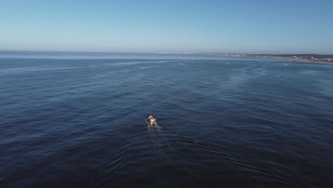 barco de pesca a motor navegando en la costa atlántica uruguaya