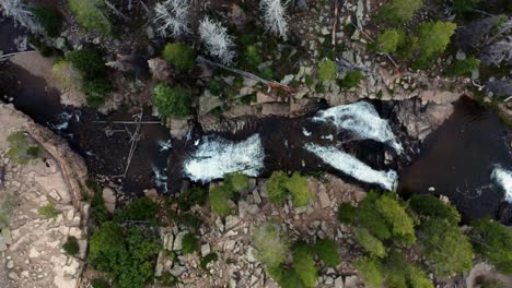 vista aérea de drones en la parte superior de la vista de pájaro de la hermosa cascada provo falls en el bosque nacional uinta wasatch cache en utah en una tarde nublada de verano