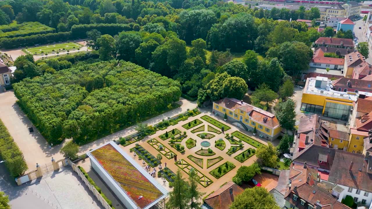 video drone aéreo de 4k del jardín hofgarten y el lugar del evento orangerie en el centro de ansbach, alemania