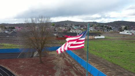 vista aérea de la bandera americana ondeando en el viento
