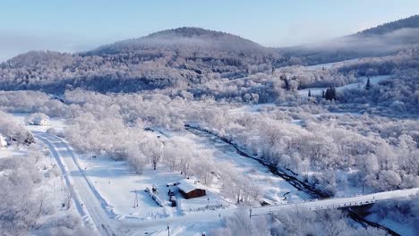 Ein-Einzelnes-Kleines-Haus-In-Einer-Wunderschönen-Winterlandschaft,-Die-Von-Der-Drohne-Aus-Gesehen-Wird