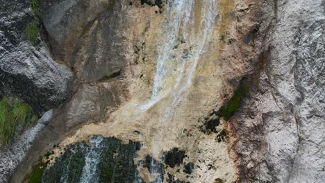 Zumbido-Creciente-De-Cascada-En-Almach-Gorge-Alpes-Bávaros-Alemania