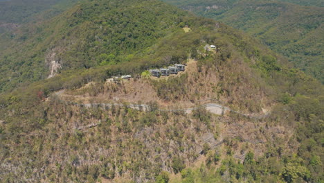 Binna-Burra-Mountain-Lodge-Am-Hinterlandhang-Im-Lamington-Nationalpark,-Queensland-4K-Drohne-Auf-Hohem-Niveau,-Zeitlupe