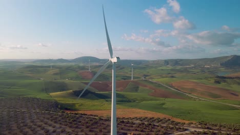 Vista-Aérea-De-Ardales,-Al-Sur-De-España,-Con-Turbinas-Eólicas,-Campos-De-Maíz-Y-Olivos-Durante-El-Día