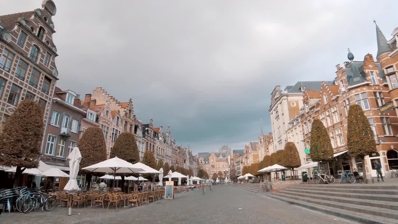 Timelapse di nuvole sulla Piazza Oude Markt di Lovanio, Belgio