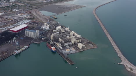 instalaciones portuarias industriales sete muelle francia tiro aéreo día nublado
