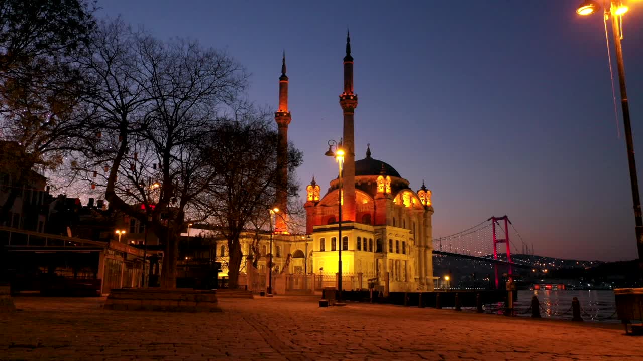이스탄불의 오르타코이 모스크의 해가 뜨는 드론 영상