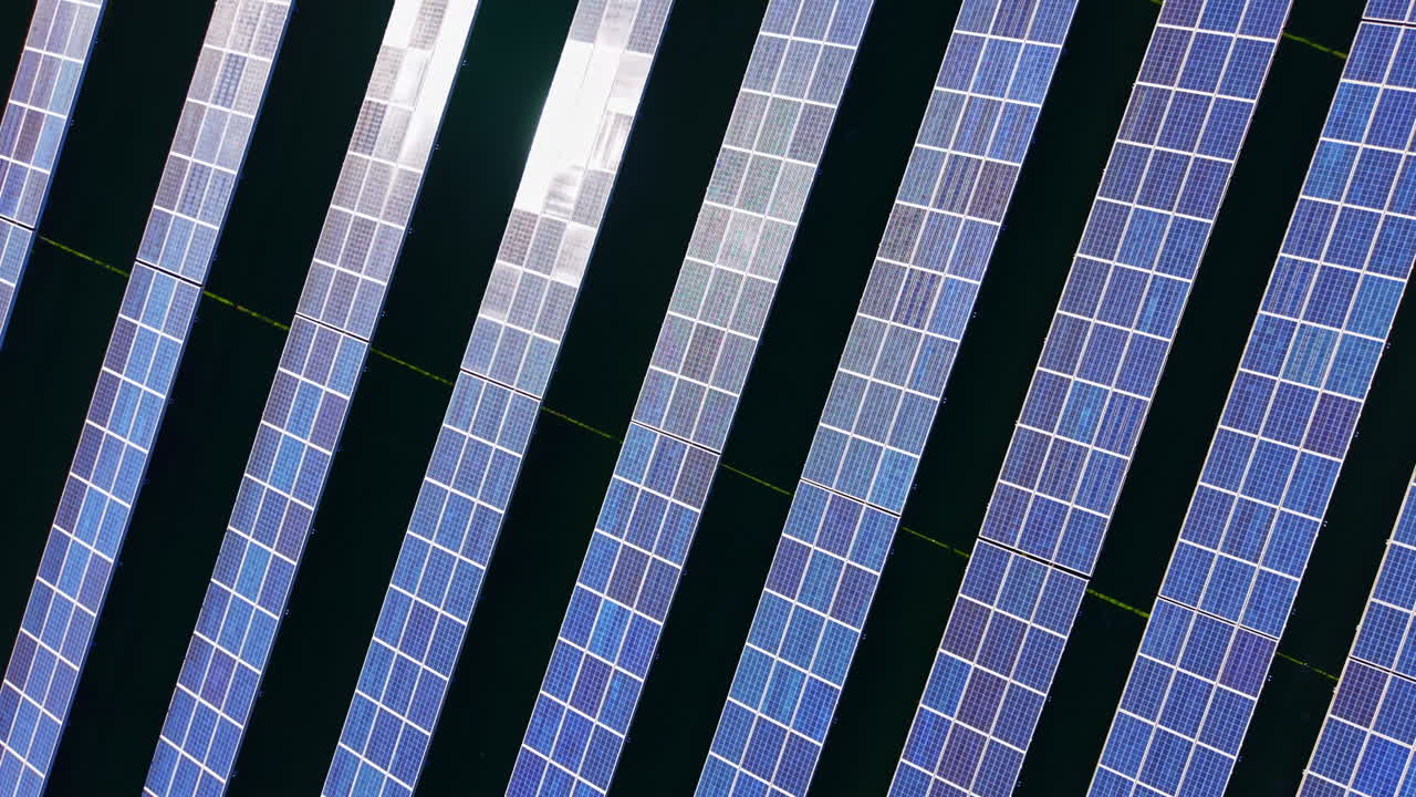 Pannelli solari installati in fila su un tetto durante le ore diurne, che catturano la luce solare per la produzione di energia.